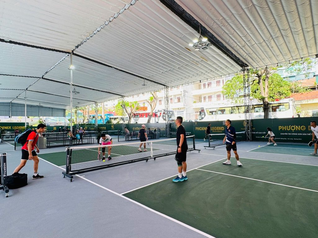 Báo giá] Bạt mái che sân Pickleball, Thi công mái che sân pickleball, bạt xếp bạt kéo ngoài trời che sân Pickleball